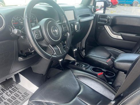 Used 2015 Jeep Wrangler Unlimited Sahara w/ Connectivity Group AWD/4WD image 11
