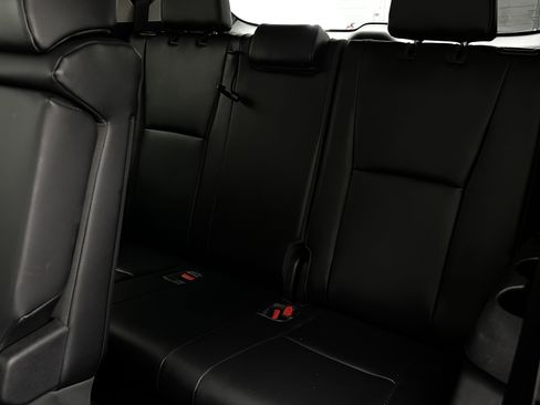 Used 2020 Toyota Highlander XLE image 24