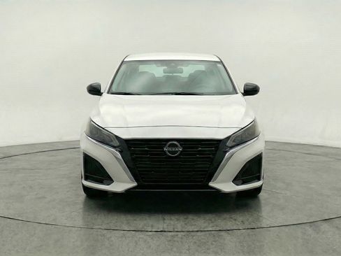 Used 2025 Nissan Altima 2.5 SV FWD image 2