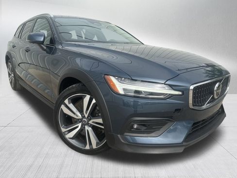 Used 2025 Volvo V60 B5 Cross Country Plus AWD/4WD image 3