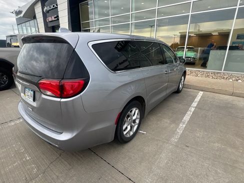 Used 2019 Chrysler Pacifica Touring Plus w/ Tire & Wheel Group FWD image 5