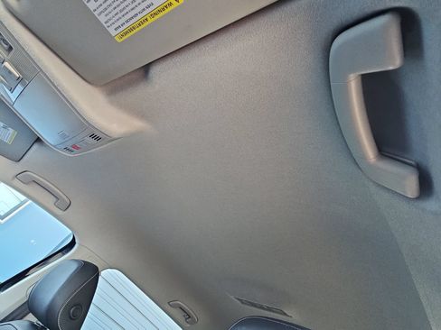 Certified 2024 Volkswagen Tiguan SE FWD image 31
