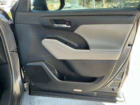 Used 2021 Toyota Highlander XLE FWD image 16