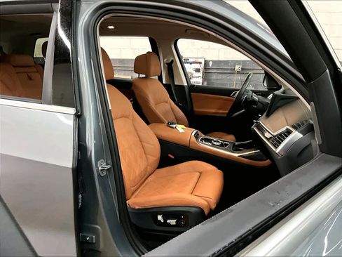 Used 2024 BMW X7 xDrive40i w/ Premium Package image 9