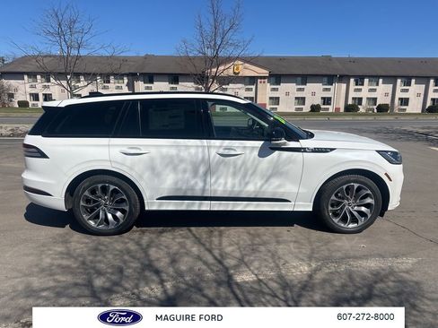 New 2026 Lincoln Aviator AWD image 3