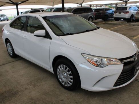 Used 2015 Toyota Camry LE image 1