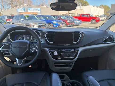 Used 2024 Chrysler Pacifica Touring-L image 10