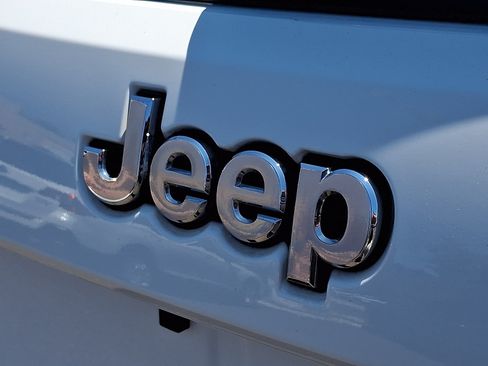 Used 2020 Jeep Grand Cherokee Overland AWD/4WD image 30