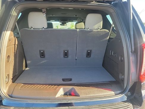 Used 2023 GMC Yukon SLT w/ SLT Luxury Package image 8