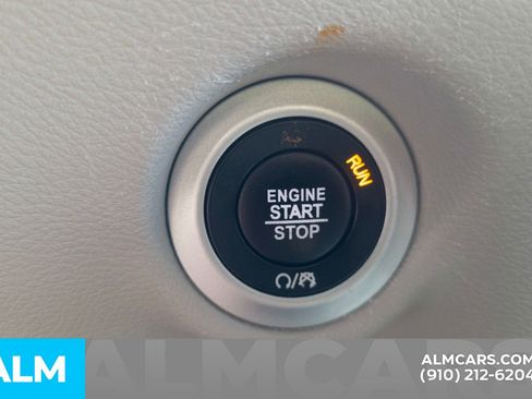 Used 2022 Chrysler Voyager LX image 14