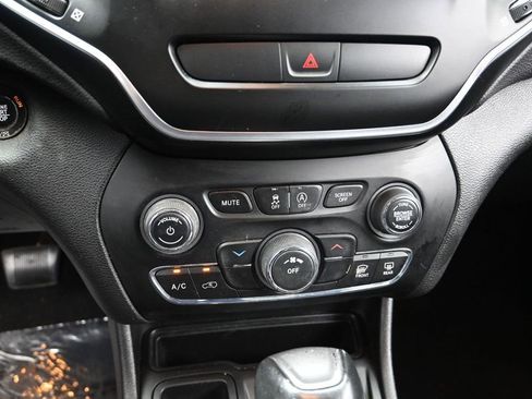 Used 2019 Jeep Cherokee Latitude Plus FWD image 15