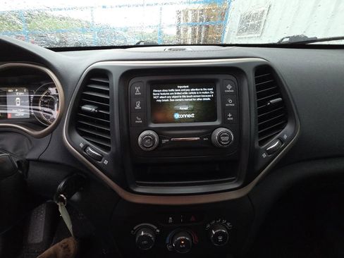 Used 2017 Jeep Cherokee Sport FWD image 10