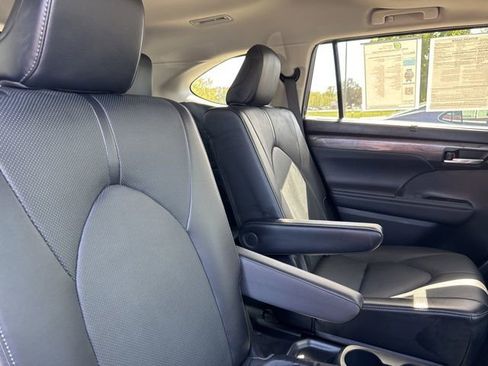 Used 2023 Toyota Highlander Limited image 12