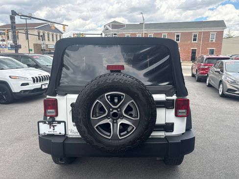 Used 2015 Jeep Wrangler Rubicon w/ Power Convenience Group AWD/4WD image 3