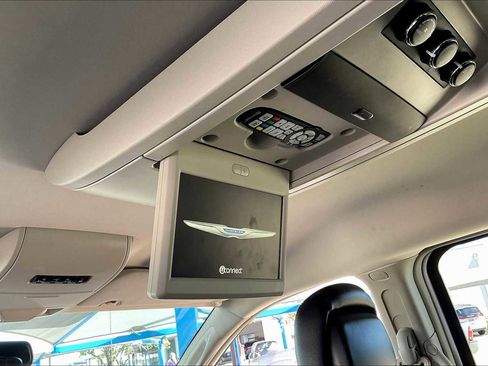 Used 2014 Chrysler Town & Country Touring image 31