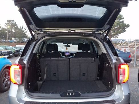 Used 2023 Ford Explorer XLT w/ Equipment Group 202A image 6