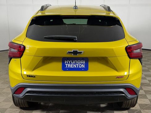 Used 2024 Chevrolet Trax RS FWD image 11