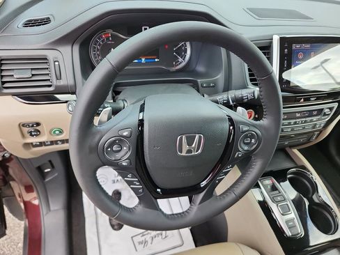 Used 2017 Honda Pilot Touring image 32