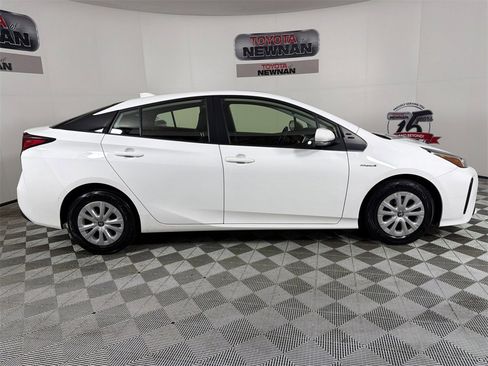 Used 2022 Toyota Prius LE image 2