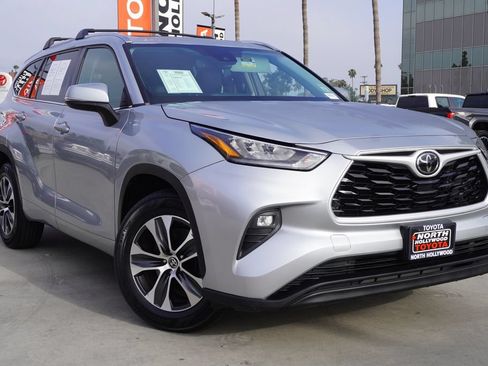 Used 2020 Toyota Highlander XLE FWD image 2