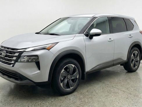 Used 2025 Nissan Rogue SV image 3