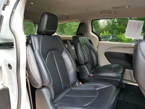 Used 2023 Chrysler Pacifica Touring-L FWD image 9