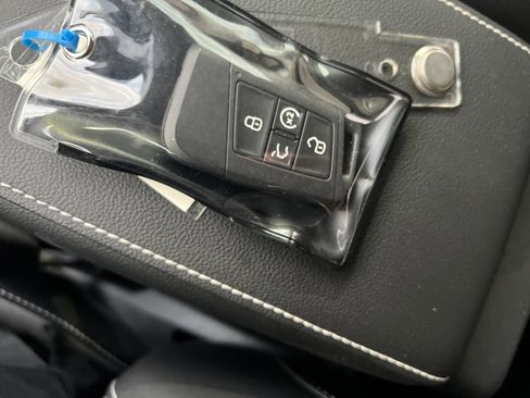 Certified 2022 Volkswagen Taos SEL image 33