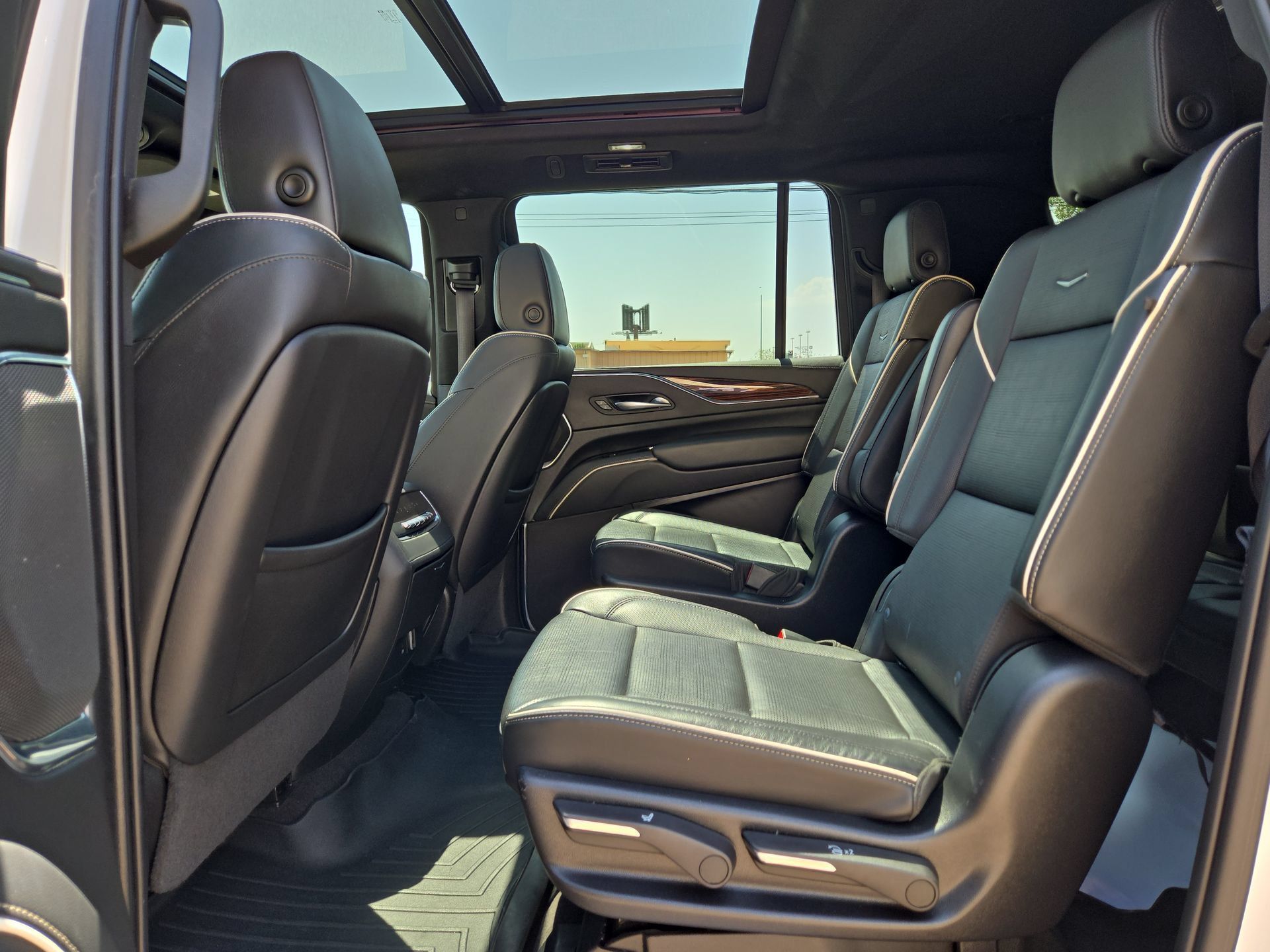 Used 2022 Cadillac Escalade ESV Premium Luxury AWD/4WD image 13