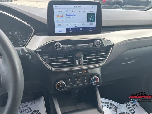 Used 2022 Ford Escape SE image 16