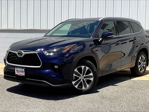 Used 2022 Toyota Highlander XLE image 2