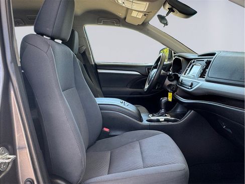 Used 2019 Toyota Highlander LE AWD/4WD image 18
