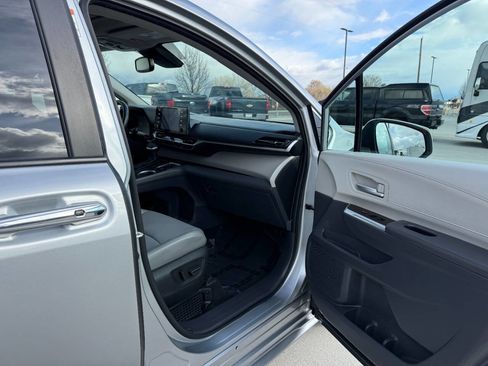 Used 2023 Toyota Sienna XLE image 25
