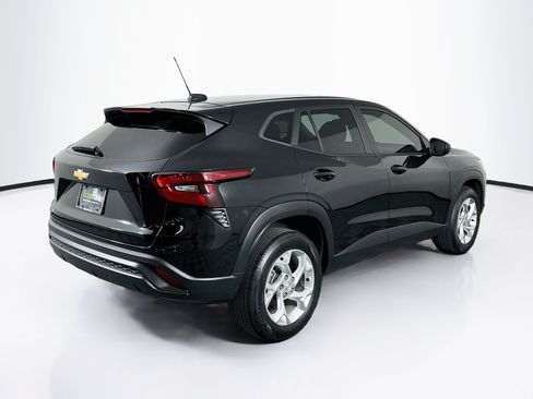Used 2025 Chevrolet Trax LS w/ LS Convenience Package FWD image 9