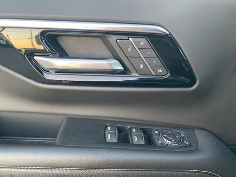 Used 2025 Chevrolet Suburban Premier image 25