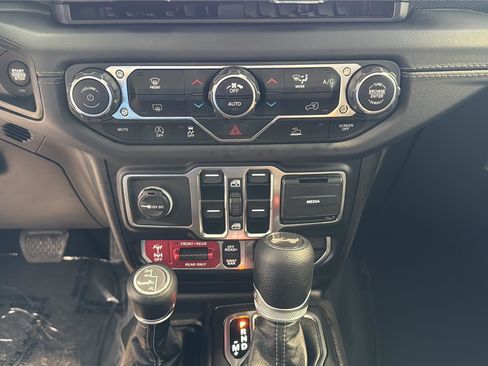 Used 2025 Jeep Wrangler Unlimited Rubicon AWD/4WD image 27