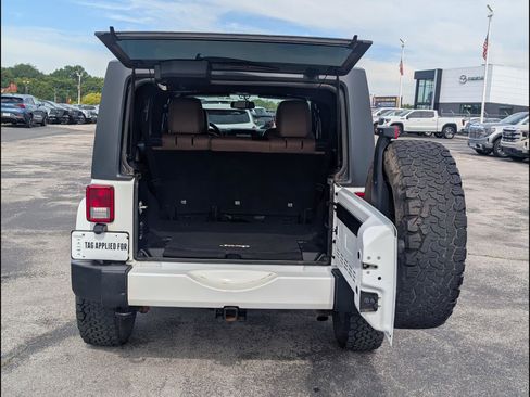 Used 2016 Jeep Wrangler Unlimited Sahara w/ Connectivity Group AWD/4WD image 22