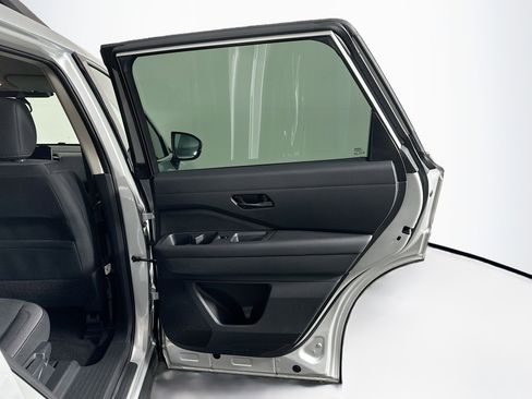 Used 2025 Nissan Pathfinder SV image 31