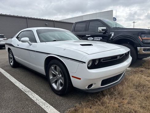 Used 2018 Dodge Challenger SXT image 3
