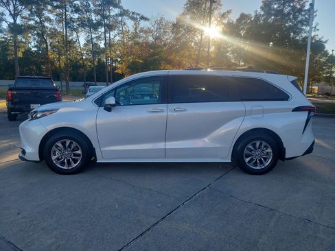 Used 2025 Toyota Sienna XLE image 2