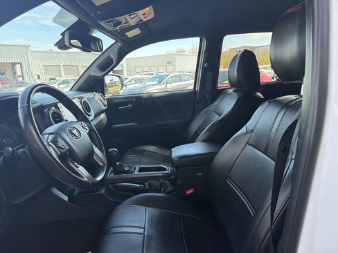 Used 2021 Toyota Tacoma TRD Off-Road w/ Technology Package image 11