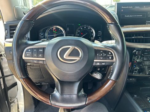 Used 2017 Lexus LX 570 4WD w/ Luxury Package image 12