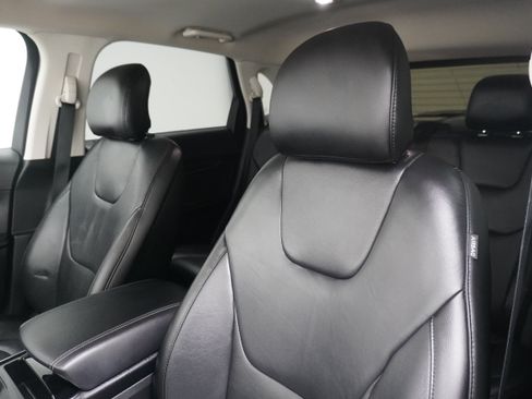 Used 2019 Ford Edge Titanium FWD image 11