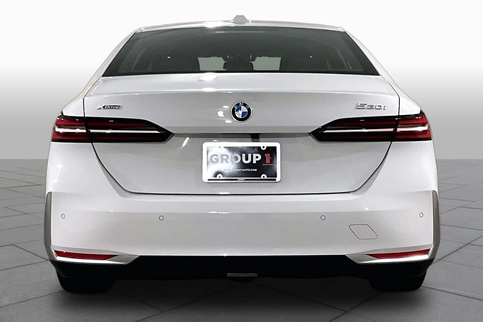 Used 2026 BMW 530i xDrive w/ Premium Package AWD/4WD image 4