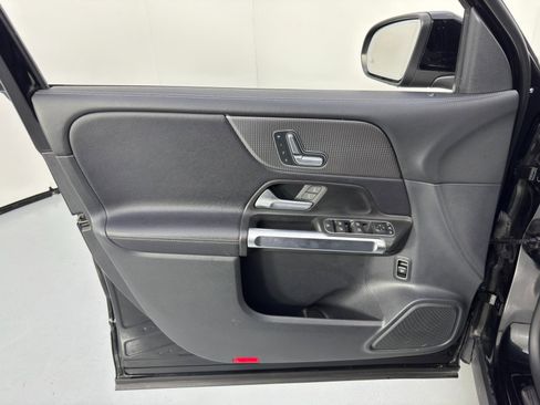 Used 2022 Mercedes-Benz GLB 250 w/ Premium Package image 42