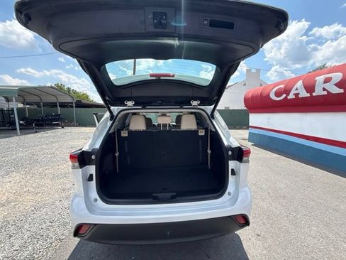 Used 2022 Toyota Highlander XLE FWD image 19