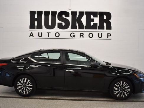 Used 2025 Nissan Altima 2.5 SV FWD image 2