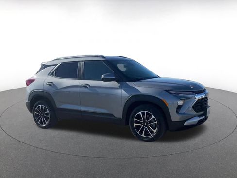 Used 2025 Chevrolet TrailBlazer LT image 2