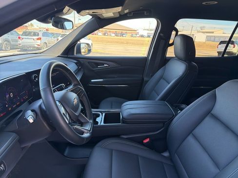 Used 2025 Chevrolet Traverse LT image 13