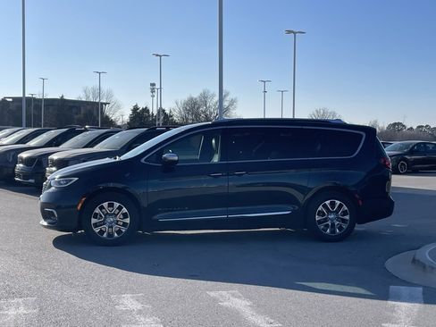Used 2023 Chrysler Pacifica Pinnacle image 4
