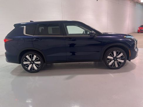 New 2025 Mitsubishi Outlander SE image 2